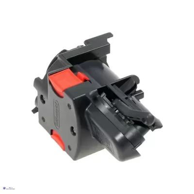 Peça plástica preta com detalhes vermelhos e mecanismo de trava