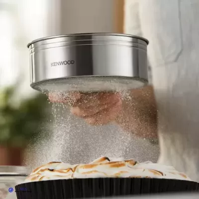 Peneira de metal Kenwood sendo usada para polvilhar açúcar sobre uma tarte.
