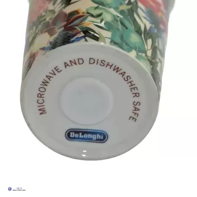 Base branca de caneca com estampa floral e texto MICROWAVE AND DISHWASHER SAFE, logótipo DeLonghi