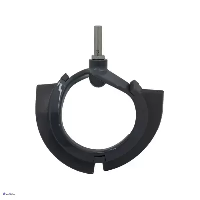 Anilha metálica preta com eixo metálico prateado em fundo branco