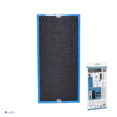 Filtro para purificador de ar com moldura azul e superfície preta texturizada, com embalagem ao lado.