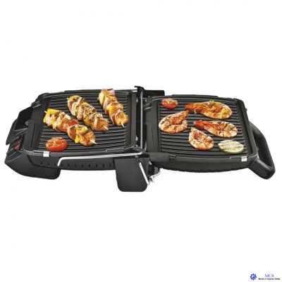 grelhador elétrico preto com espetadas de carne e legumes