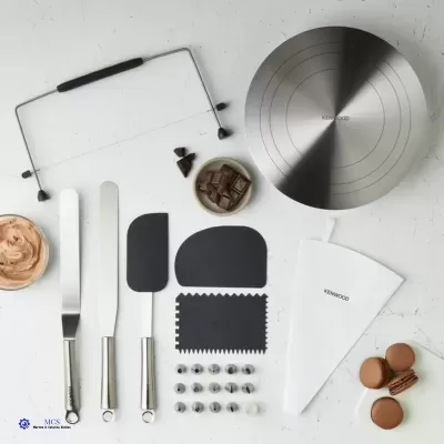 Kit de ferramentas de pastelaria com espátulas, raspadores, saco pasteleiro branco e prato giratório Kenwood