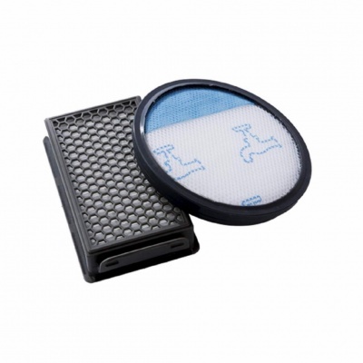 Dois filtros para aspirador, um retangular preto e outro redondo branco com desenhos azuis