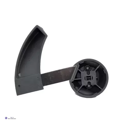 Peça plástica preta com suporte circular e lâmina em ângulo