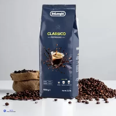 Pacote de café DeLonghi Classico com grãos de café ao lado