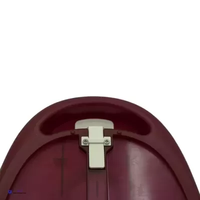 Pega branca de um balde plástico vermelho