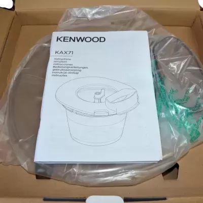 Manual Kenwood KAX71 e acessório plástico transparente numa caixa de cartão