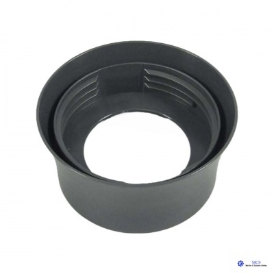 Peça plástica preta circular com saliências internas