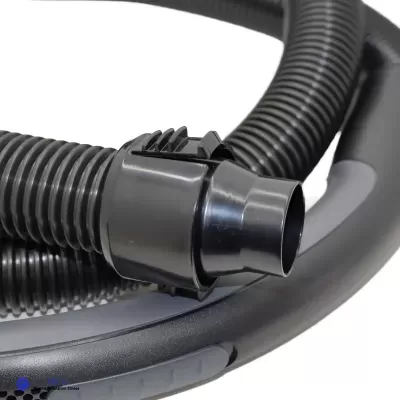 Mangueira preta corrugada com conector e clip de fixação