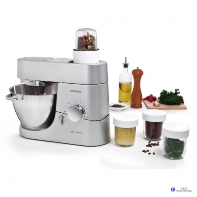 Batedeira Kenwood metal prateado com taça inox e triturador com ervas e especiarias ao lado