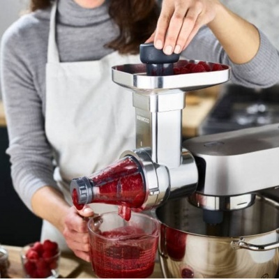 Processadora prateada a extrair puré vermelho para copo em cozinha