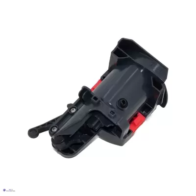 Peça plástica preta com detalhes vermelhos sobre fundo branco