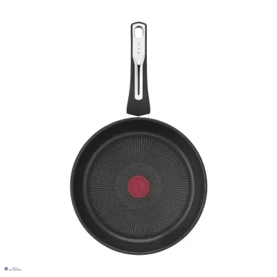 Frigideira antiaderente preta com alça preta e detalhe vermelho no centro