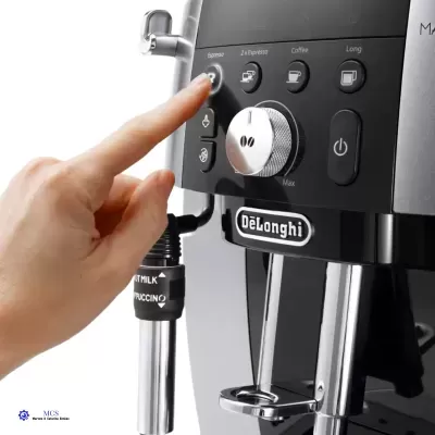 Máquina de café expresso preta com botões e tubo para vapor