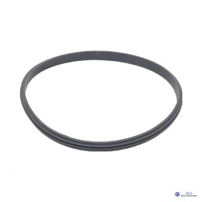 Anel preto de borracha com textura lisa sobre fundo branco