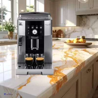 Máquina de café expresso DeLonghi Magnifica S Smart em cozinha moderna com bancada de mármore.