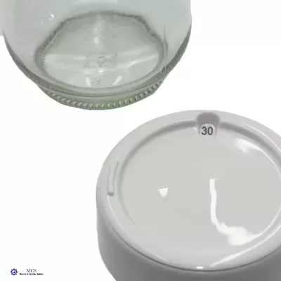 Base de frasco de vidro transparente e base cerâmica branca com etiqueta '30'