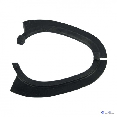 Elemento em plástico preto em forma de C aberto