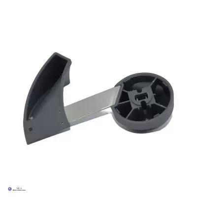 peça plástica e metálica com roda preta e suporte curvado