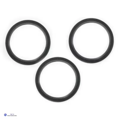 Três anéis pretos de borracha com ranhuras sobre fundo branco