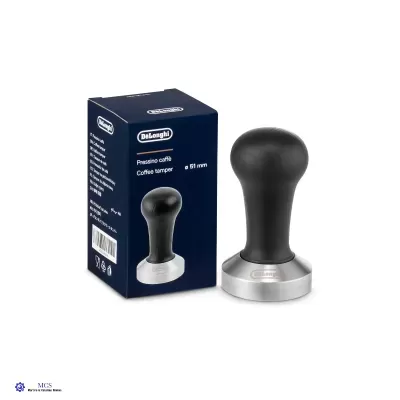 Porta-filtro de café expresso DeLonghi com cabo preto e base metálica junto à caixa azul