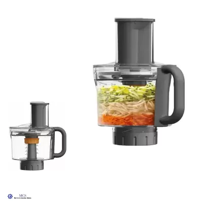 Processador de alimentos transparente com legumes fatiados