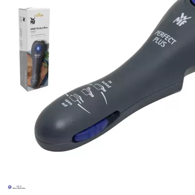 Peça de plástico cinza escuro com texto WMF PERFECT PLUS e embalagem ao fundo.