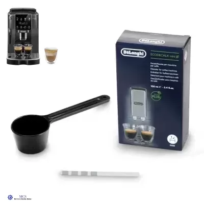 Máquina de café espresso preta, duas chávenas de café, copo com leite, caixa DeLonghi ECOCALK mini e colher medidora preta.