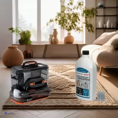 aspirador de pó preto e garrafa de produto de limpeza Tefal sobre tapete quente numa sala