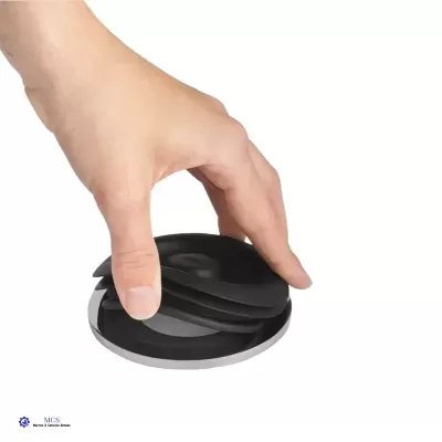 Mão segurando ventosa preta com base metálica redonda sobre fundo branco