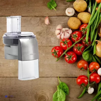 Processador Kenwood e vegetais frescos sobre madeira