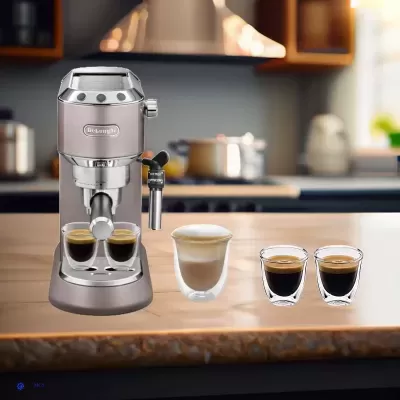 Máquina de café expresso DeLonghi com café e cappuccino numa bancada de cozinha