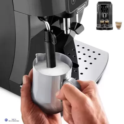 Máquina de café expresso preta DeLonghi com jarra metálica a ser espumada