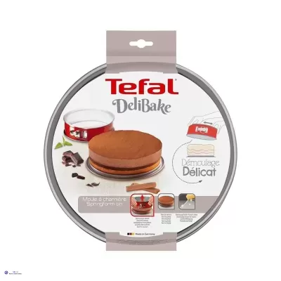 Forma de mola Tefal DeliBake metálica com embalagem de cartão e bolo de chocolate