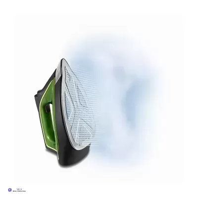 Ferro de engomar a vapor preto e verde a emitir vapor