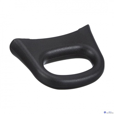 Cabo ergonómico preto de plástico com textura num fundo branco