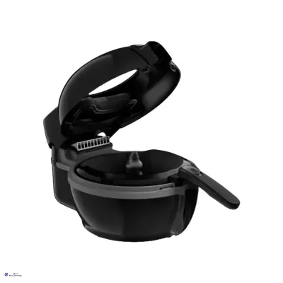 Máquina de waffles preta com tampa aberta sobre fundo branco