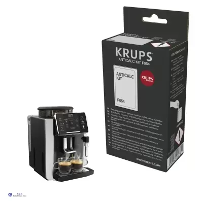 Máquina de café expresso ao lado de caixa KRUPS ANTICALC KIT F054
