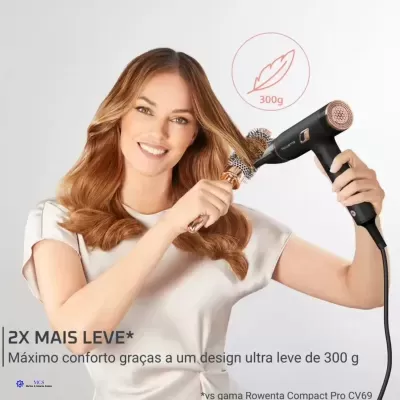 Mulher a usar secador de cabelo preto e escova redonda com texto promocional em português