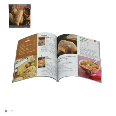 Livro de receitas aberto com fotos de pão e sopa e capa ao fundo