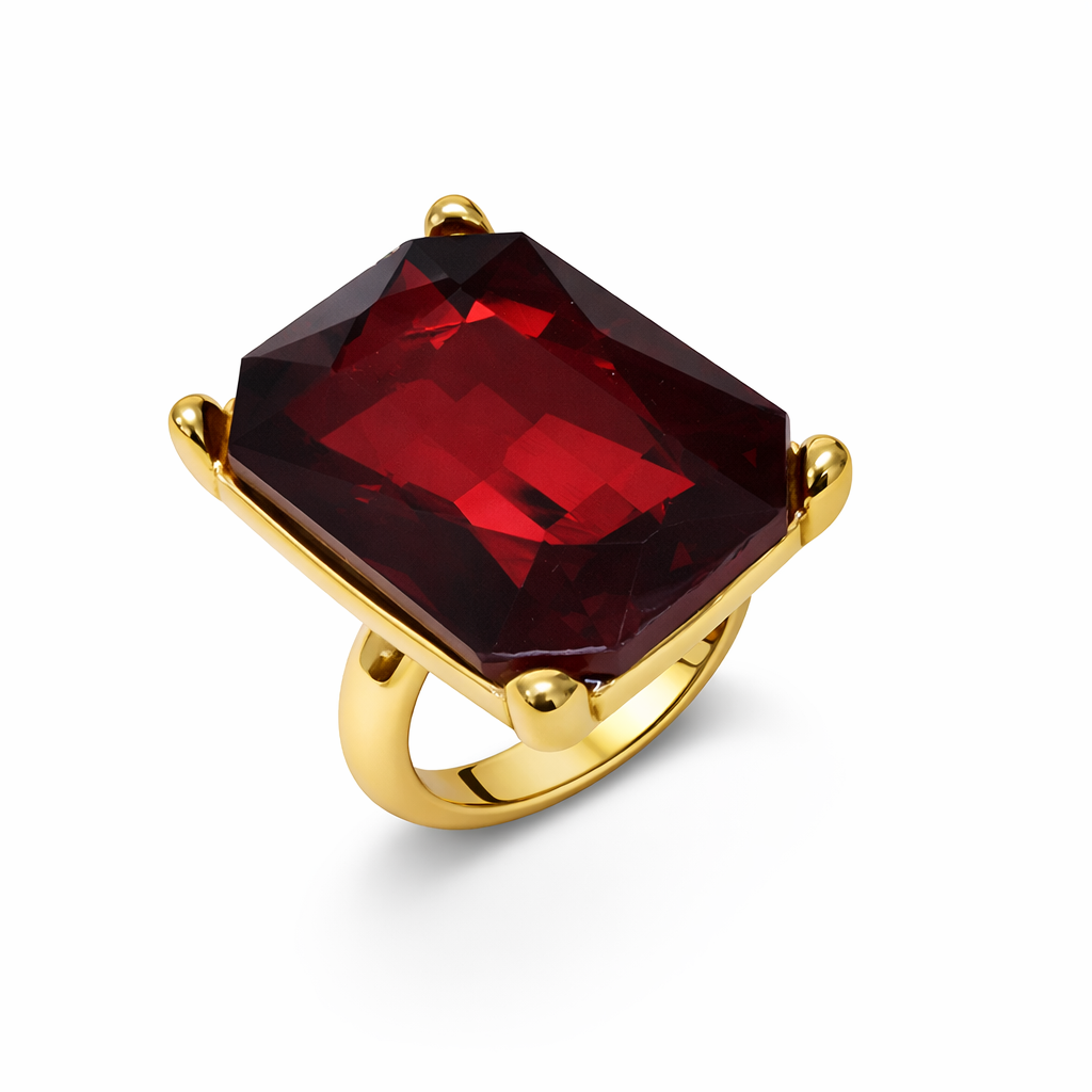 Anel dourado com pedra vermelha retangular