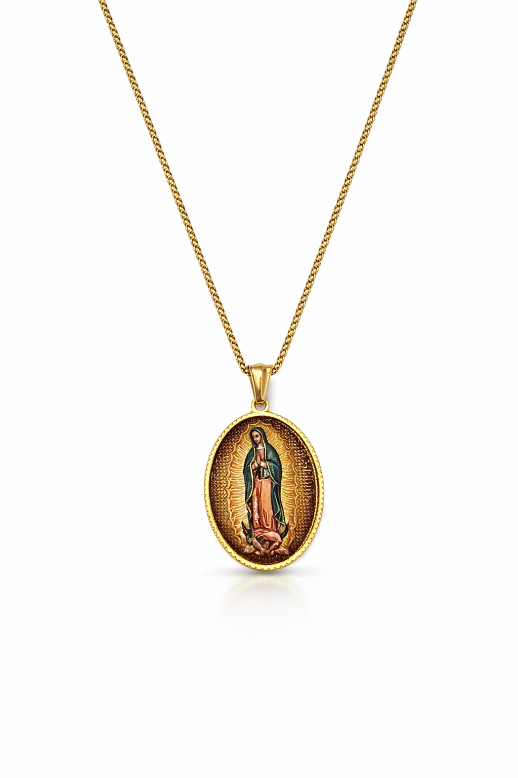 Colar dourado com pendente oval da Nossa Senhora de Guadalupe em fundo branco
