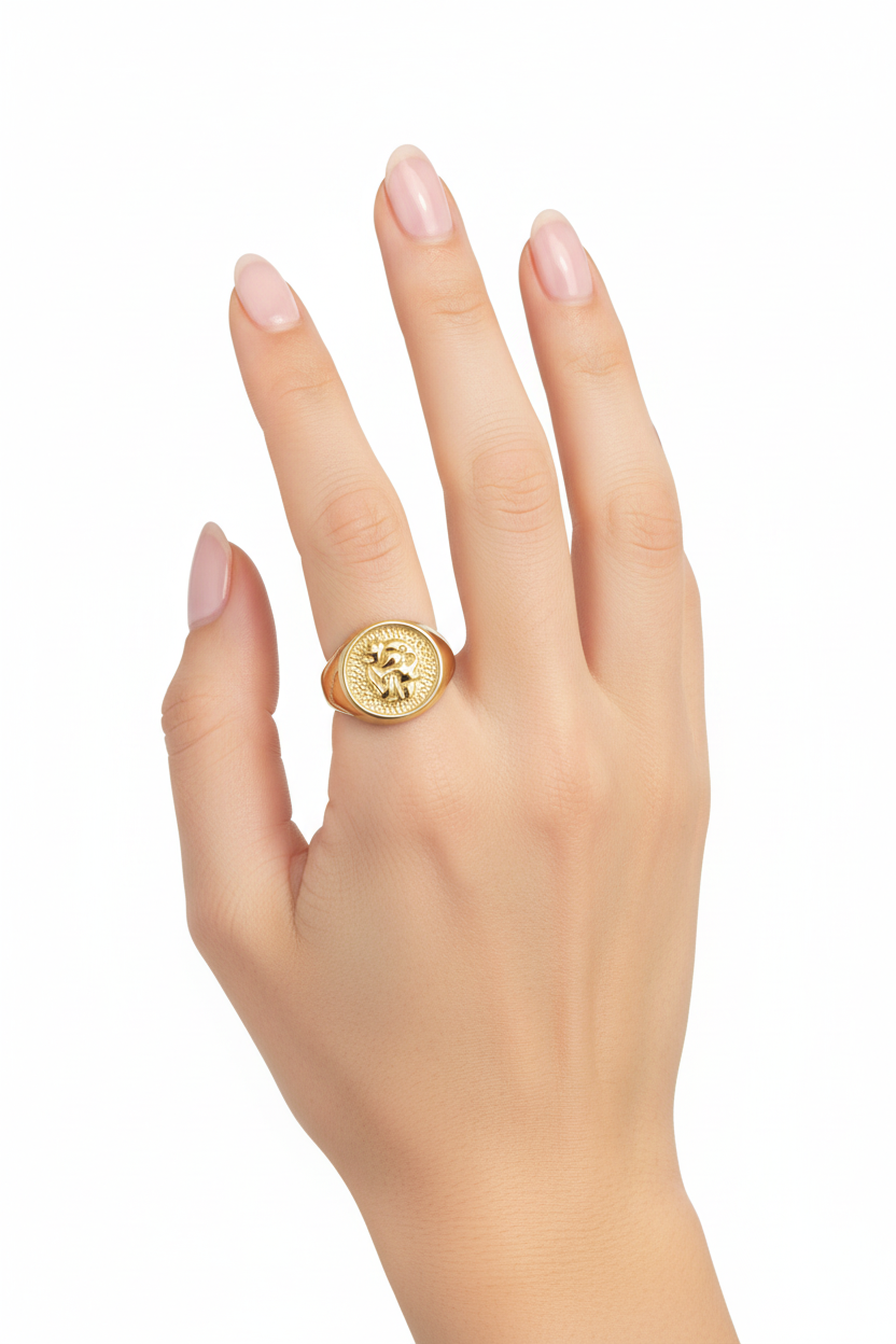 Mão feminina com anel dourado e fundo branco