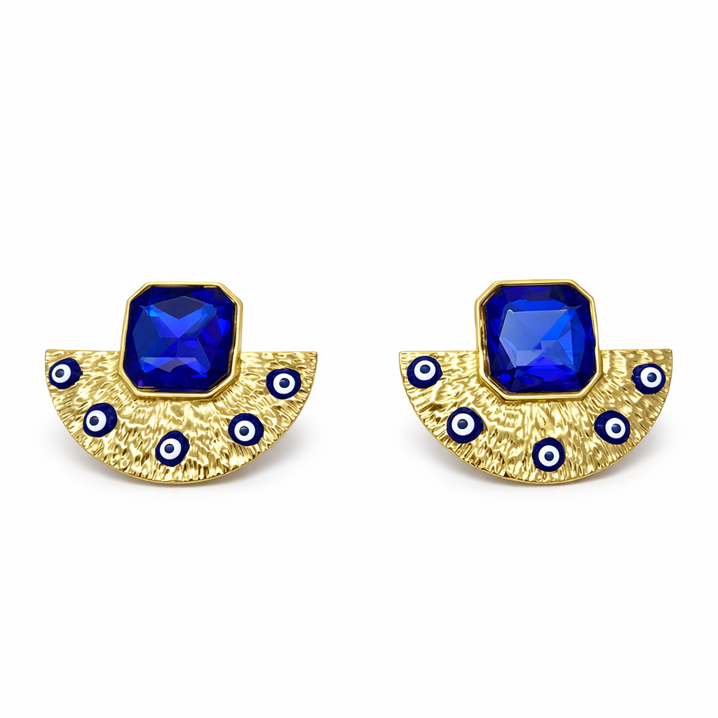 Brincos dourados em formato de leque com pedra azul e olhos decorativos