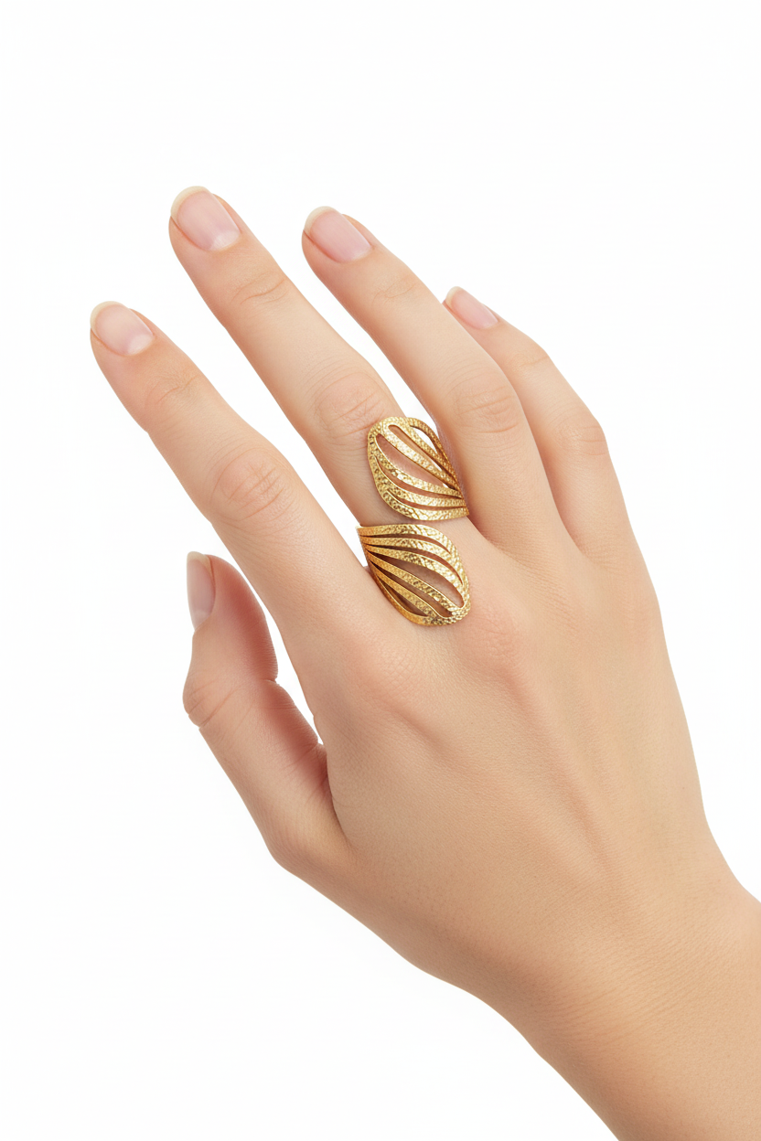 Mão feminina com anel dourado em fundo branco