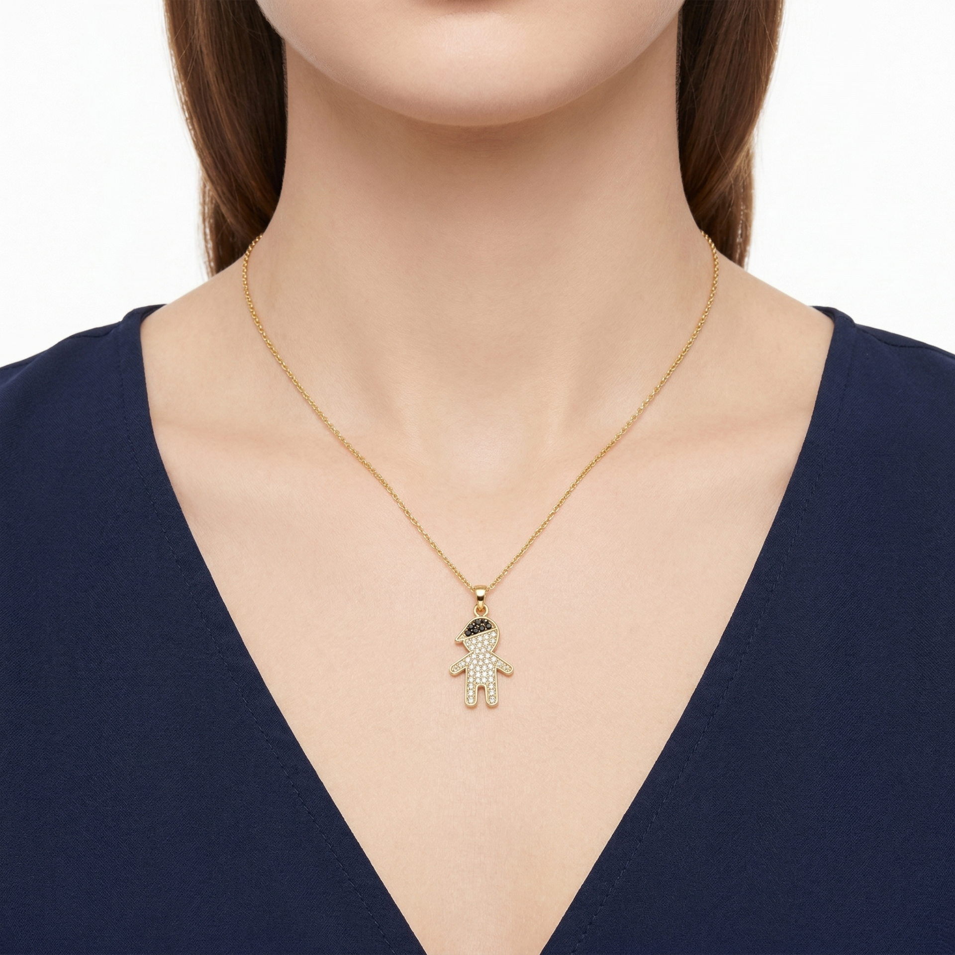 Colar dourado com pendente de boneco feminino com pedras brancas e pretas no pescoço de mulher