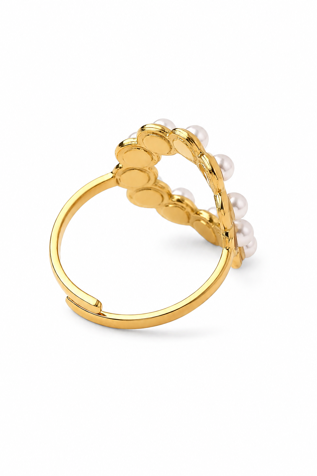 Anel dourado com pérolas brancas