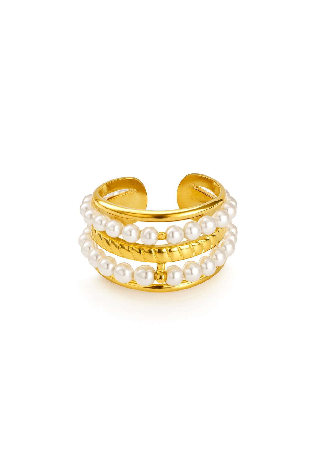 Anel dourado com pérolas sobre fundo branco