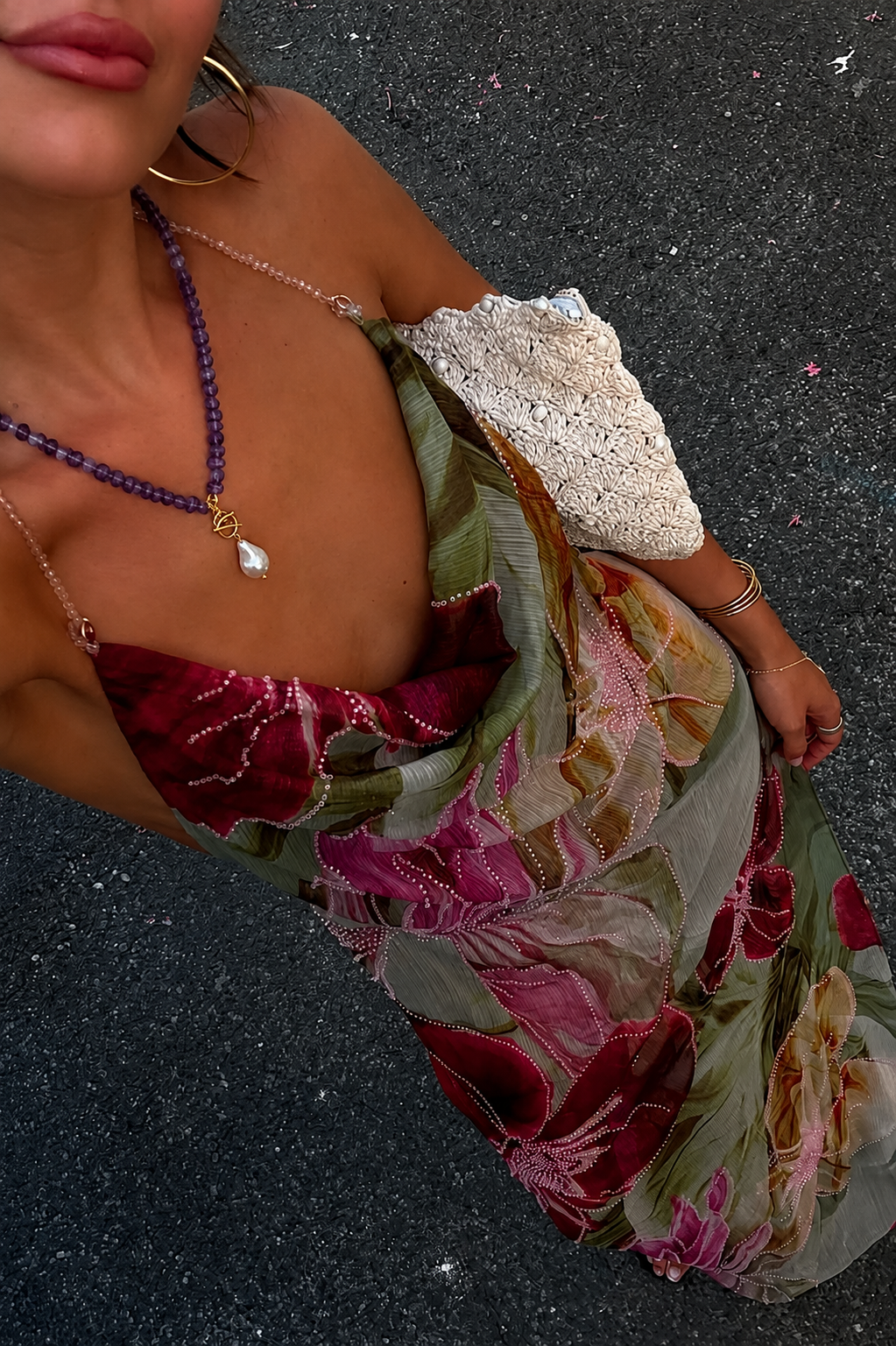 Vestido longo floral em tons verde, vermelho e rosa com bolsa branca texturizada